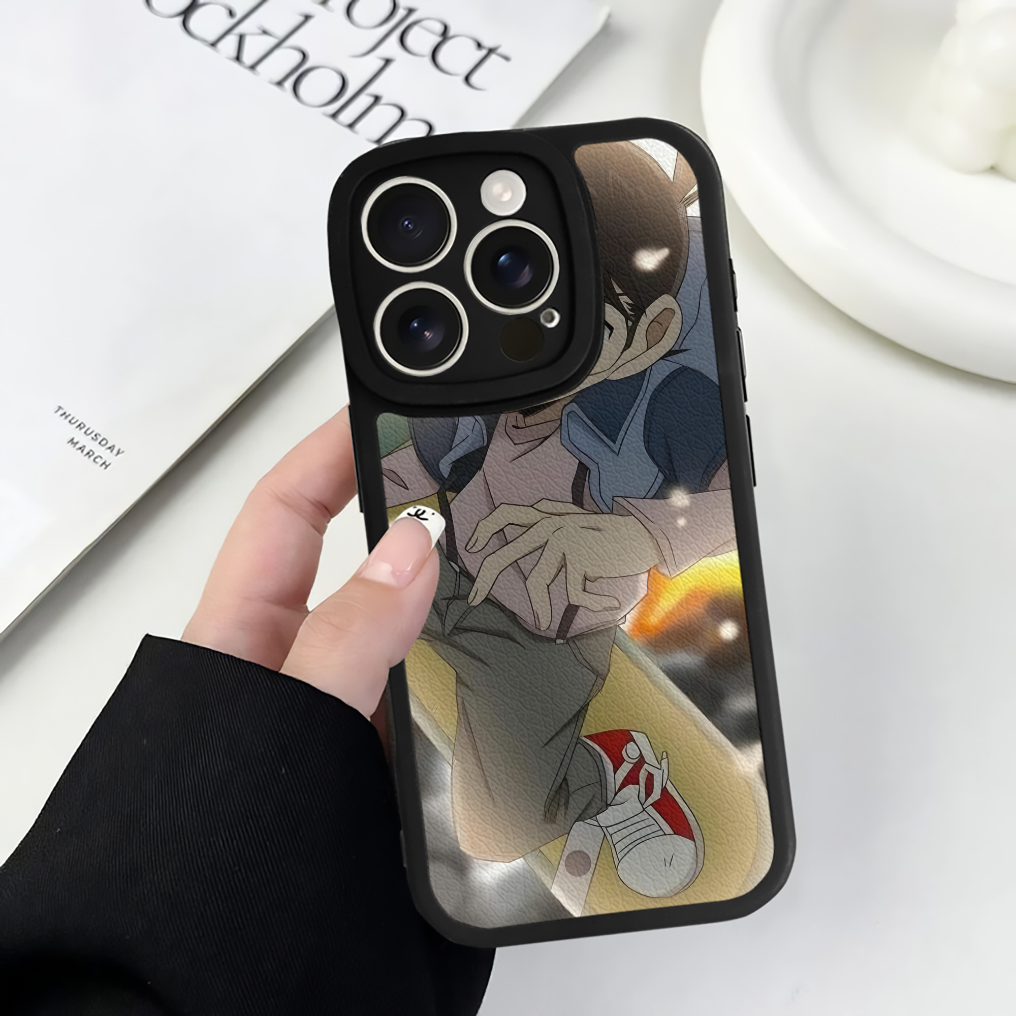 （画像用） 名探偵コナン Detective Conan 【iPhone 16シリーズ対応】シリコンスマホケース（レザー調） 材質：シリコン